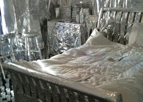 英国学生遭舍友恶搞 卧室变成“月球”(1)